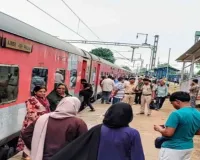 Koderma News: तेज आंधी-बारिश से रेल पटरी पर फिसलन, डेढ़ घंटे ठप रहा परिचालन