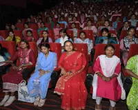 छात्राओं संग नागपुरी फिल्म 'सेरेंग' देखने पहुंचीं मंत्री शिल्पी नेहा तिर्की, कलाकारों की प्रतिभा को सराहा