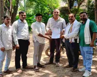 Sahebganj News: राजमहल में जर्जर सड़क बनी खतरा, गड्ढों से बढ़ी दुर्घटना की आशंका
