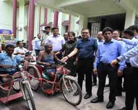 Bokaro News: समाहरणालय परिसर में  दिव्यांगजनों को बैटरी चालित ट्राईसाइकिल का किया गया वितरण 