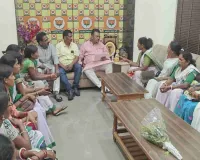 Hazaribagh News: 'हमारी एएनएम का तबादला न करें', सांसद मनीष जायसवाल के पास गुहार लगाने पहुंचे ग्रामीण