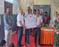 Koderma News: बीआर इंटरनेशनल स्कूल में प्रतिभा का सम्मान: स्कूल टॉपर अंजलि गुप्ता को मिला ₹10,000 का चेक