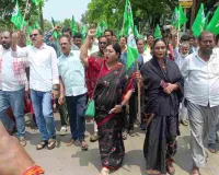 Pakur News: महंगाई के खिलाफ आयोजित धरना-प्रदर्शन में शामिल हुईं उपासना मरांडी
