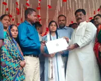 Bokaro News: राज्य टॉपर छोटी कुमारी को मंत्री योगेंद्र प्रसाद महतो ने किया सम्मानित