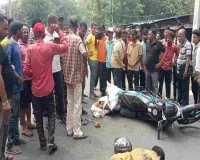 Dhanbad News: लोको बाजार में हाइवा की चपेट में आने से बाइक सवार की मौत, सड़क जाम