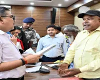 Bokaro News: 'हम आपको सुनते हैं' कार्यक्रम में उपायुक्त ने सुनीं जनता की फरियाद, त्वरित निष्पादन के निर्देश