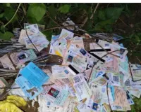 Bokaro News: सेक्टर-6 की झाड़ियों में भारी मात्रा में मिले एटीएम, वोटर आईडी और आधार कार्ड
