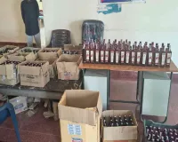 Giridih News: शराब तस्करी पर प्रहार: पुलिस ने पिकअप वैन से जब्त की 15 पेटी विदेशी शराब, दो गिरफ्तार