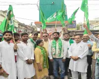 Koderma News: नीट परीक्षा में पेपर लीक के विरोध में झामुमो युवा एवं छात्र मोर्चा ने फूंका केंद्रीय शिक्षा मंत्री का पुतला