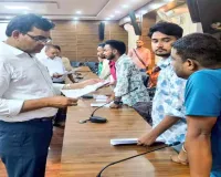 Bokaro News: जनता की समस्याओं पर सुनवाई, समाहरणालय में आयोजित 'हम आपको सुनते हैं' कार्यक्रम