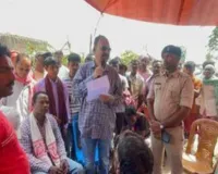 Pakur News: ग्रामीणों द्वारा सड़क निर्माण की मांग को लेकर ग्रामीणों ने किया चक्का जाम 