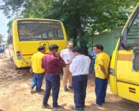 Dumka News: स्कूल बसों और वैन की औचक जांच, परिवहन विभाग की कार्रवाई से चालकों में हड़कंप