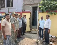 Pakur News: डीसी के आदेश पर एक्शन में प्रशासन, कार्यपालक अभियंता और बीडीओ-सीओ ने जांचा चहारदीवारी निर्माण