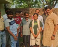 Dhanbad News: विज्ञान संकाय की जिला टॉपर पूनम कुमारी को विधायक राज सिन्हा ने किया सम्मानित