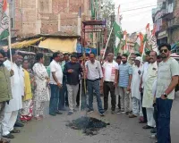 Dumka News: महंगाई पर कांग्रेस का हल्ला बोल, पेट्रोल-डीजल की बढ़ती कीमतों के खिलाफ पीएम मोदी का पुतला दहन