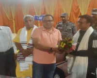 Hazaribagh News: क्रिकेट का रोमांच, ओमेगा कप T-10 नाइट टूर्नामेंट में मैदान पर उतरे उपायुक्त हेमंत सती