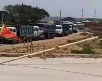Bokaro News: भड़का ग्रामीणों का गुस्सा, कोलकाता-वाराणसी एक्सप्रेसवे निर्माण के कारण उड़ रही धूल पर चक्का जाम