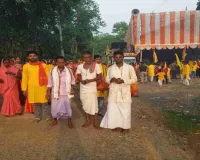 Dumka News: कुश्चिरा में गूंजे हरिनाम के जयकारे, कलश यात्रा और अधिवास के साथ दो दिवसीय संकीर्तन शुरू