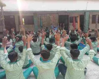 Koderma News: आदर्श मध्य विद्यालय में समर कैंप की धूम, बच्चों ने योग, बोरा दौड़ और पेंटिंग में दिखाया दम