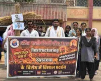 Dhanbad News: क्लस्टर सिस्टम के विरोध में अभाविप का धरना-प्रदर्शन, मुख्यमंत्री का फूंका पुतला