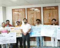 Palamu News: डीसी ने 8 गुड सेमेरिटीन को सौंपा चेक, विभिन्न सड़क हादसों में बचायी थी राहगीरों की जान 