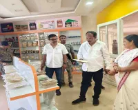 Hazaribagh News: विधायक प्रदीप प्रसाद पहुंचे पलाश मार्ट, स्वदेशी उत्पाद खरीदकर दिया ‘वोकल फॉर लोकल’ का संदेश