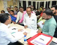 Giridih News: समाहरणालय में जनसुनवाई, अपर समाहर्ता बिजय सिंह बीरूआ ने सुनीं आम लोगों की समस्याएं
