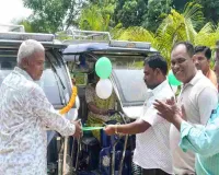 Dumka News: सखी मंडल की दीदियों को मिला टोटो का तोहफा, प्रमुख और बीडीओ ने फीता काटकर बांटे वाहन