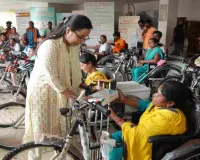 Hazaribagh News: जिला प्रशासन की बड़ी पहल, 24 दिव्यांगजनों के बीच बांटी गई बैटरी चालित ट्राईसाइकिल