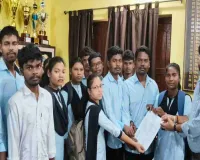 Giridih News: कॉलेज में संताली पीजी की मांग तेज, छात्रों ने प्राचार्य के माध्यम से कुलसचिव को सौंपा आवेदन