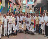Koderma News: जैन समाज का ऐतिहासिक आक्रोश, साध्वियों की मौत पर काला बिल्ला लगाकर निकाली विशाल मौन रैली