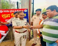 गर्मी में 'जलदूत' बनी गिरिडीह पुलिस: थानों के बाहर लगे प्याऊ, एसपी ने खुद पिलाया राहगीरों को ठंडा पानी