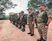 पुलिस अधीक्षक ने ललपनिया ओपी और झुमरा सीआरपीएफ कैंप का किया निरीक्षण