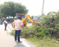 Hazaribagh News: थाना परिसर के आसपास चला सफाई अभियान, जेसीबी से हटाई गई झाड़ियां