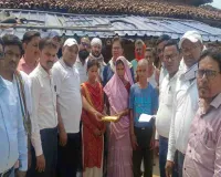 Palamu News: दिवंगत ग्राम रोजगार सेवक ललन प्रजापति के परिवार को मनरेगा कर्मियों ने दी ₹1.31 लाख की सहायता