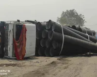 Hazaribagh News: बरही में गड्ढों ने पलटा पाइप लदा ट्रेलर, ओवरब्रिज के पास घंटों बाधित रहा यातायात