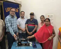 Deoghar News: दिव्यांग महिला मुनिया देवी को स्वरोजगार के लिए मिली सिलाई मशीन