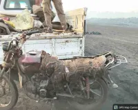 Dhanbad News: सीआईएसएफ की बड़ी कार्रवाई, अवैध कोयला लदी बाइक जब्त; तस्कर फरार
