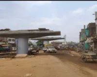 Giridih News: सरिया में कछुआ गति से बन रहा ओवरब्रिज, विकास की भेंट चढ़े सैकड़ों रोजगार