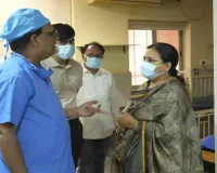 हाईटेंशन तार से झुलसे 7 वर्षीय प्रिंस से मिलीं मंत्री दीपिका पांडेय सिंह, बेहतर इलाज का दिया भरोसा