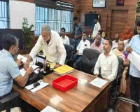 गिरिडीह जनता दरबार में उपायुक्त रामनिवास यादव ने सुनीं लोगों की समस्याएं, कई मामलों का मौके पर निपटारा