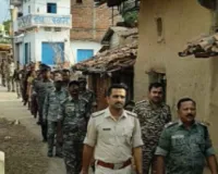 Palamu News: मुहर्रम पर शांति व्यवस्था के लिए पुलिस ने निकाला फ्लैग मार्च