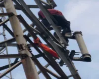 Bokaro News: जमीन विवाद से परेशान युवक हाई-वोल्टेज ड्रामे के बीच मोबाइल टॉवर पर चढ़ा