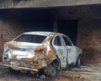 Koderma News: घरबरियाबर गांव में खड़ी कार में लगी अचानक आग, ग्रामीणों की सूझबूझ से टला बड़ा हादसा