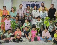 ​शिवा फाउंडेशन की अनूठी पहल: 'एक पेड़ माँ के नाम' अभियान के तहत बच्चों और अभिभावकों को बांटे गए पौधे