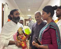 नंगे पांव भगवान को गोद में लेकर समाहरणालय पहुंचे महंत, मंदिर की जमीन बचाने की लगाई गुहार
