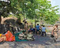 Dhanbad News: अवैध कोयला भंडारण स्थल पर छापेमारी, पांच हाइवा कोयला जब्त