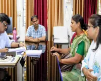 Koderma News: अपर समाहर्ता ने सुनीं समस्याएं, अधिकारियों को दिए त्वरित कार्रवाई के निर्देश