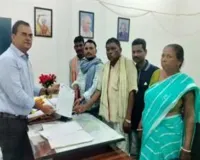 Pakur News: आदिवासी सेंगेल अभियान के प्रतिनिधि मंडल ने बीडीओ को सौंपा मांग पत्र 