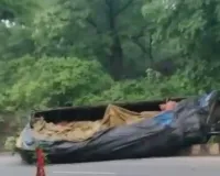 Koderma News: नौवां माइल के पास आलू लदा ट्रक पलटा, ब्रेक फेल होने से हुआ हादसा